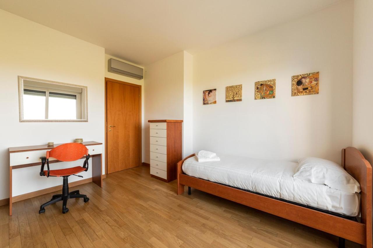 Milano Rogoredo Apt With Terrace! Apartamento Exterior foto